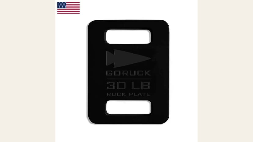 Una placa de acero GORUCK, la herramienta estándar de entrenamiento de transporte de carga, aislada sobre un fondo neutro